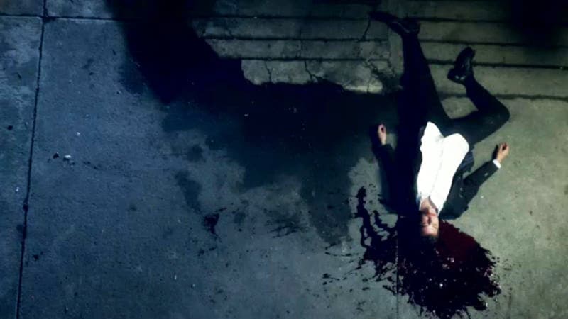 Tras una larga pelea, 'Lucio' se cae por el borde del edificio y muere instantáneamente.