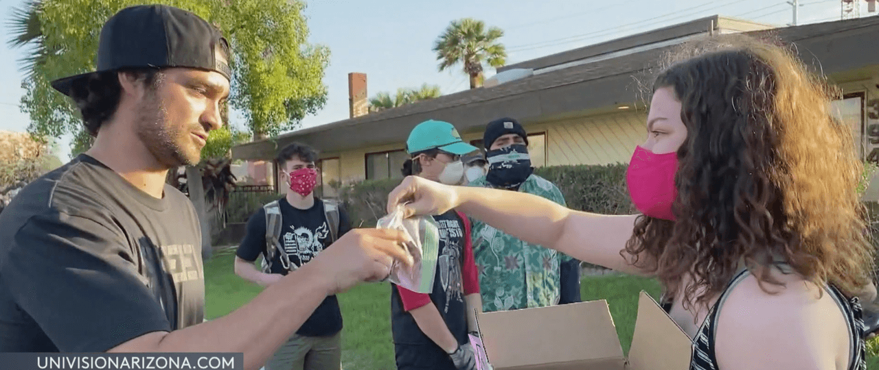 Sahra Penzon dice que los manifestantes pueden tomar una gratis, por las dos pandemias, “una es américa y el racismo y la otra el coronavirus”.
<br>