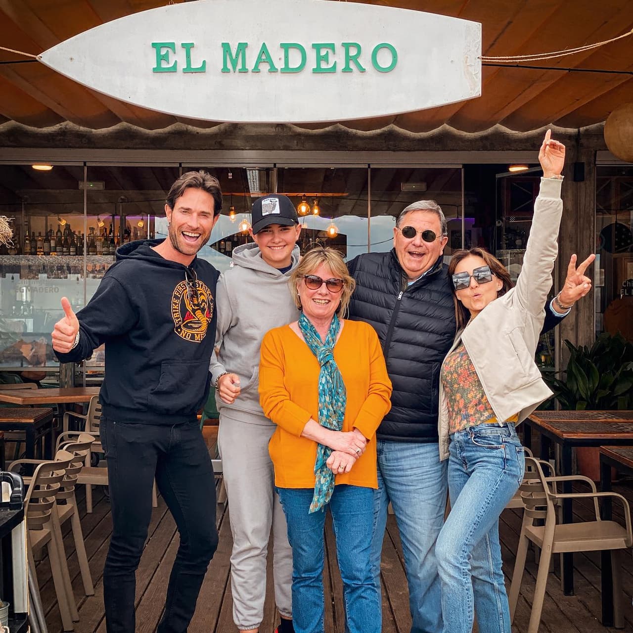 La relación con su hijastro y sus suegros es tan estrecha que Boyer inició el año 2023 precisamente con ellos, hecho que presumió en su cuenta de Instagram este 1 de enero.
<br>