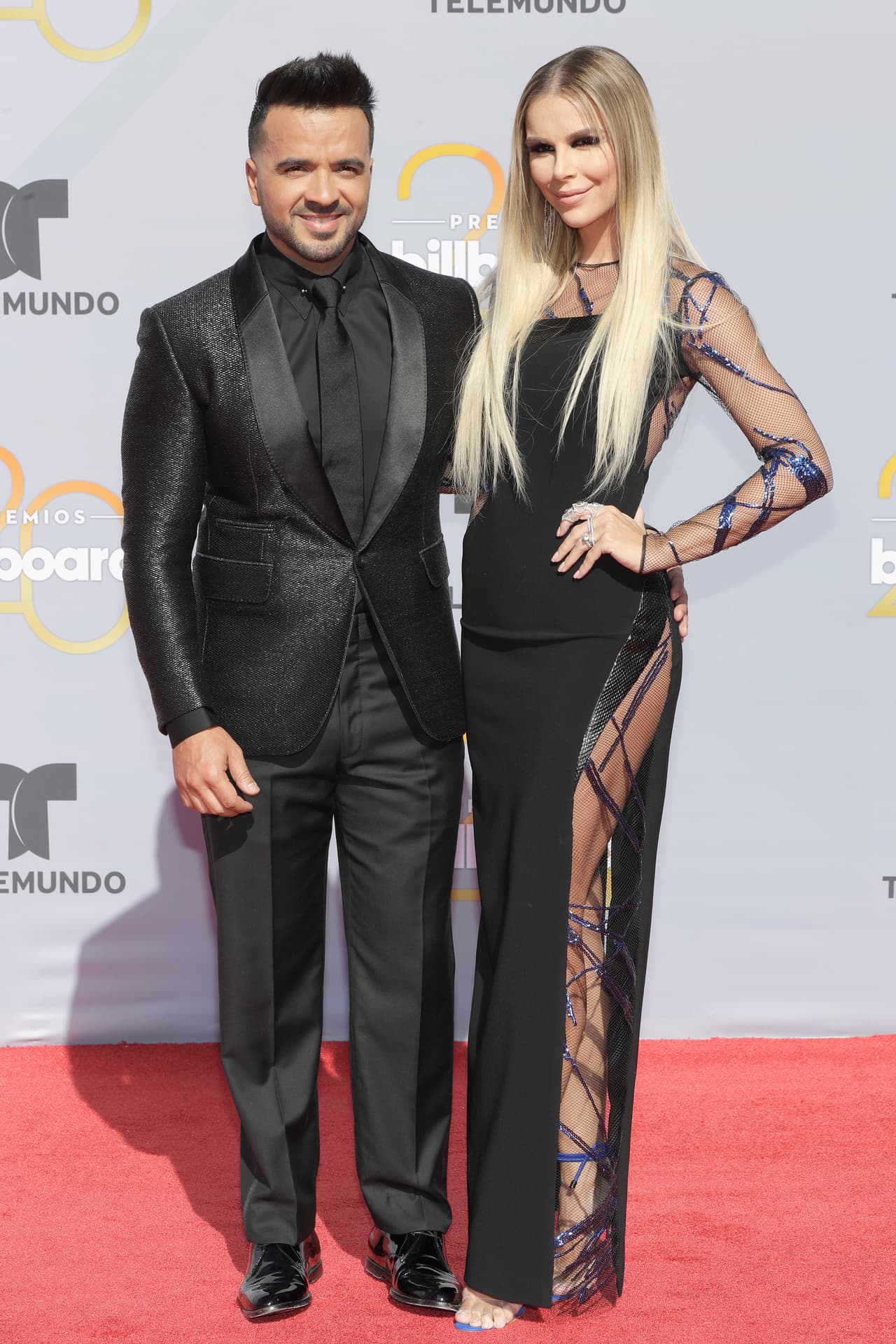 Desde que grabó 'Despacito', el boricua Luis Fonsi cambió su look para lucir más 'hip' y urbano y ahora es un irresistible galán. Lo acompañó, con un vestido muy atrevido, Águeda López.