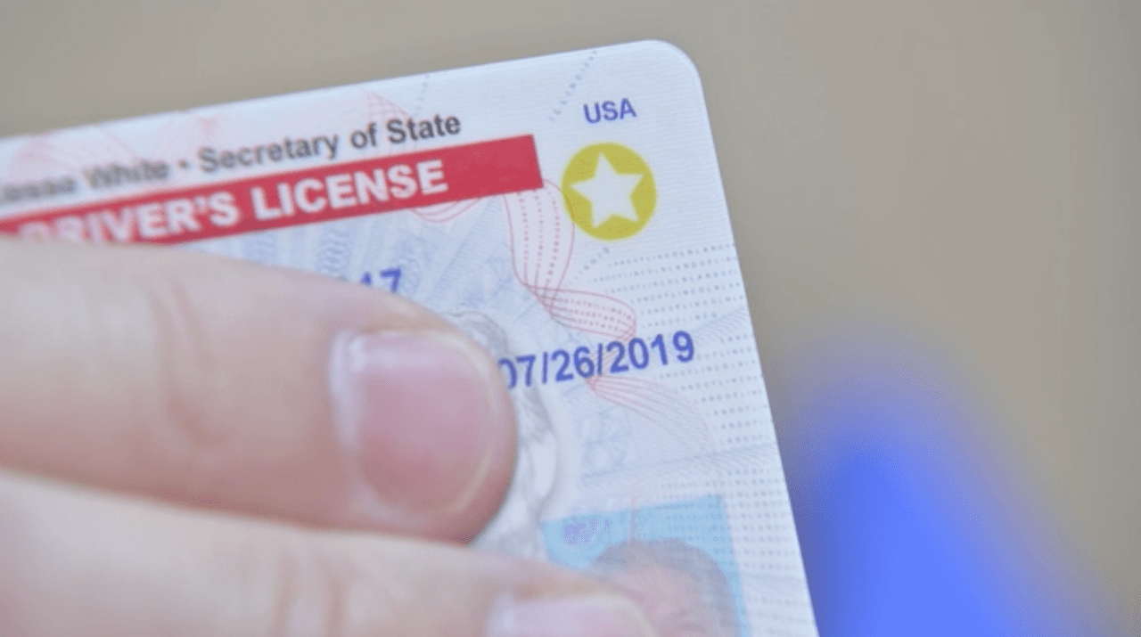 <b>¿Qué pasa con las personas indocumentadas?</b>
<br>"Ellos pueden viajar con el pasarpote de su país, pero yo recomiendo que ninguna persona
<a href="https://www.univision.com/temas/indocumentados">indocumentada</a> se acerque a un aeropuerto", recomendó Martínez.