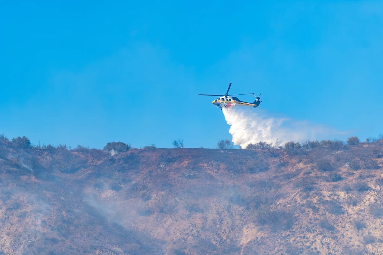 En aproximadamente 30 minutos, los primeros reportes estimaron que el incendio había alcanzado unas 20 acres. Para la noche del jueves, la superficie afectada se calculaba en cerca de 200 acres, aunque las mediciones aéreas posteriores ajustaron esa cifra.