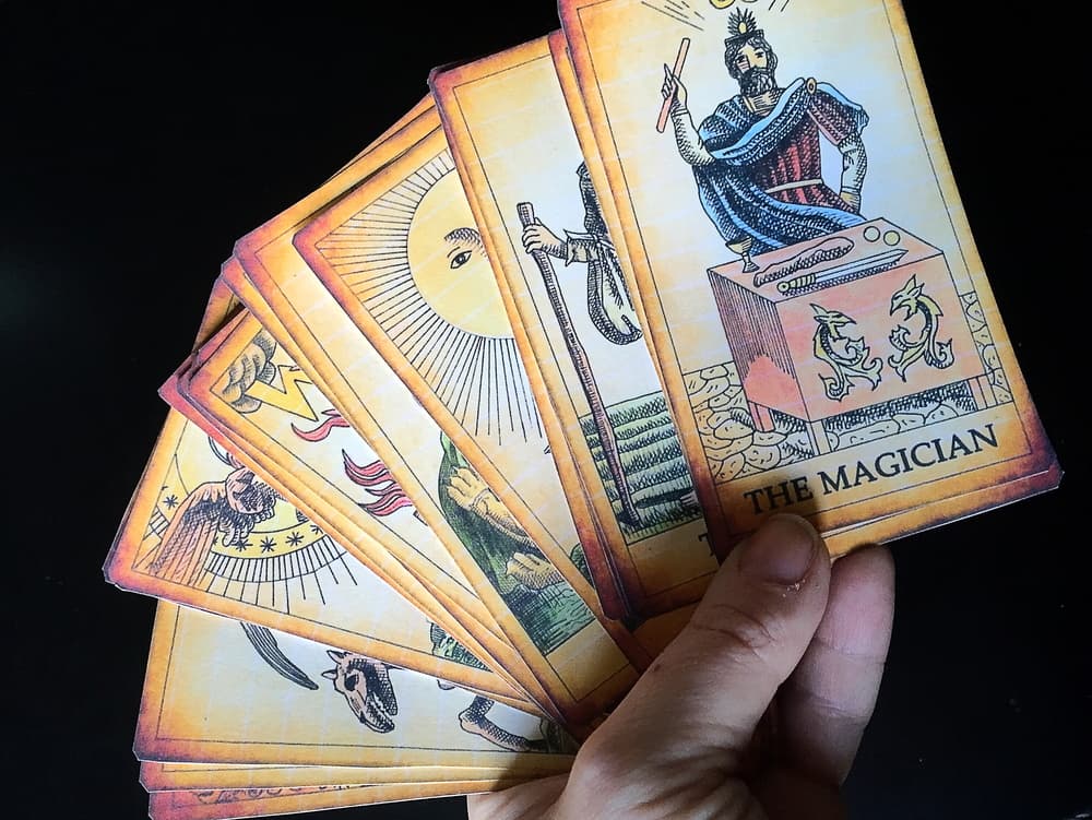 Es importante conocer cuál es el significado de estas cartas, ya que según los naipes que nos sean dadas a la hora de la “tirada” del tarot, será el mensaje que éste nos quiere comunicar. La sacerdotisa es la carta número dos en el taro y nos presenta dos mensajes diferentes según sea la posición en la que sale.