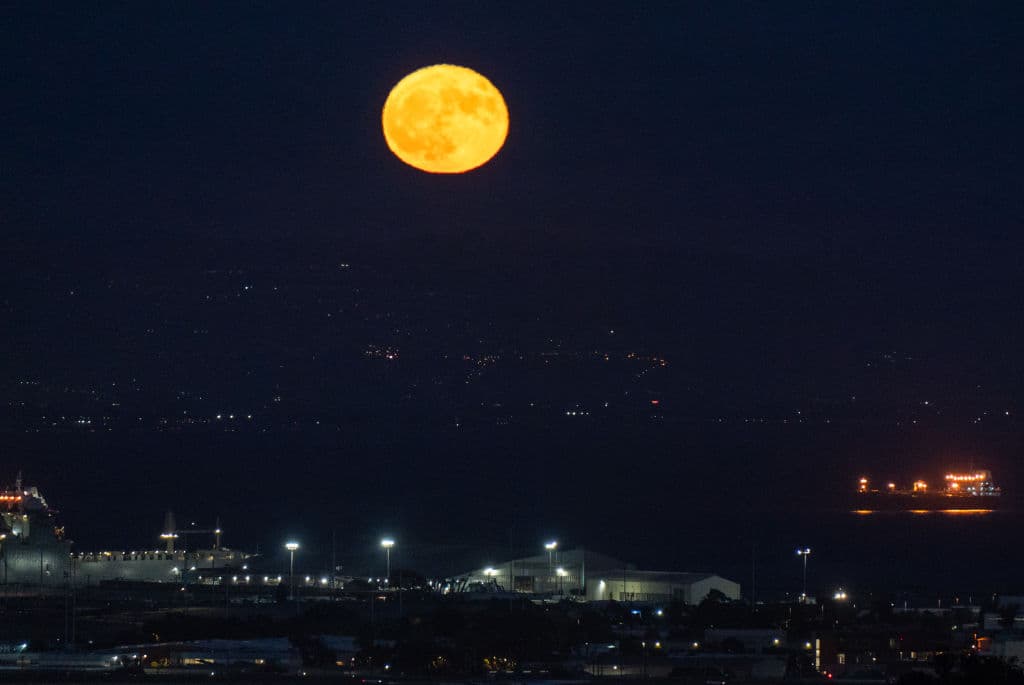 En promedio, cada estación -primavera, verano, otoño, invierno- tiene tres lunas llenas. La de este lunes 19 de agosto es
<b>la tercera de cuatro</b> que ocurren en el verano de 2024.
