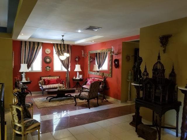 Ya en el segundo piso, los visitantes pueden apreciar una sala de separada, dos grandes dormitorios, dos baños, otra cocina, dos terrazas, dos salas más, un comedor y un balcón.
<br>