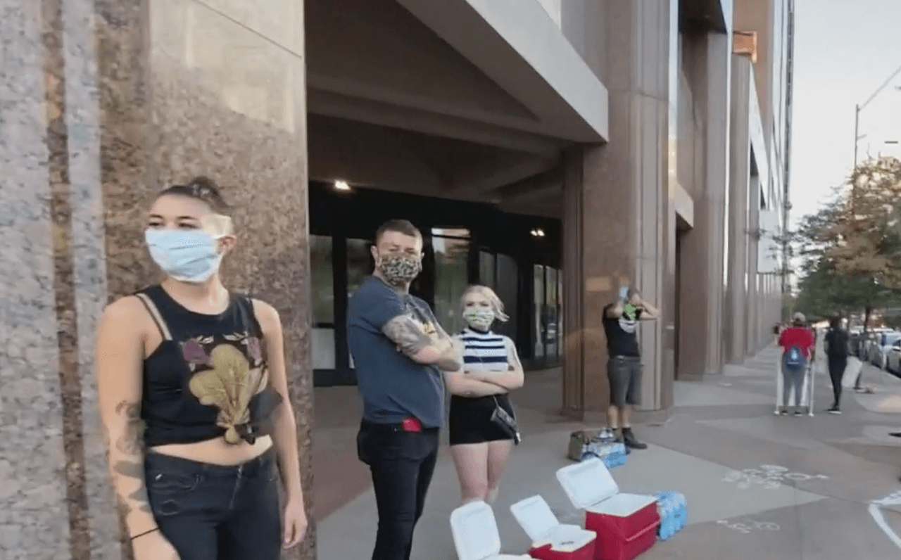 Samaritanos regalaban agua fría, ya que ni el calor detuvo que caminaran sin parar por el centro de Phoenix.
<br>