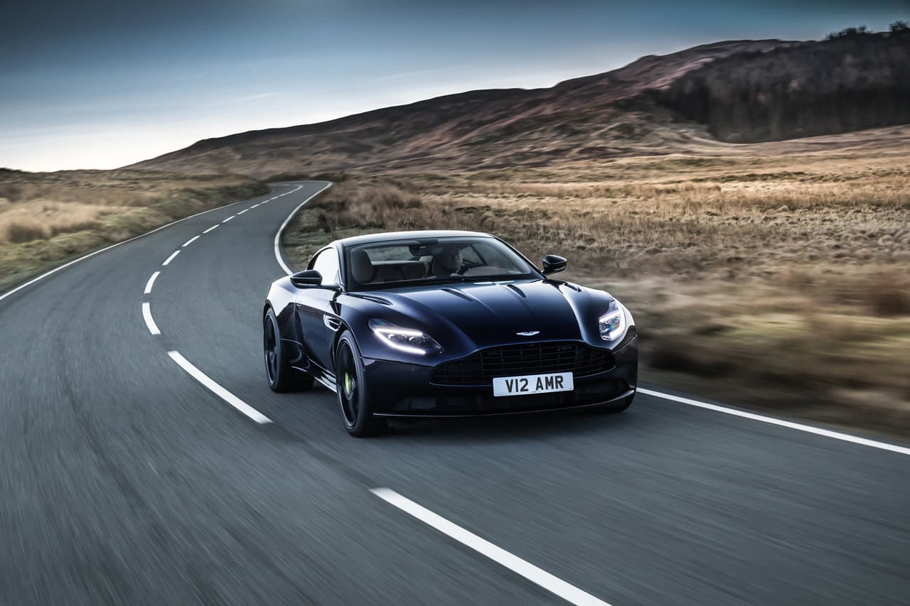 El precio en EEUU del Aston Martin DB11 AMR empieza en $241,000 y se espera la llegada de sus primeras unidades a medidos del 2018.