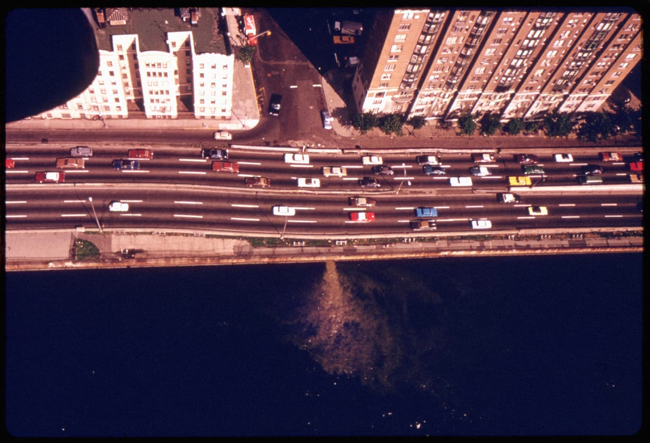 Uno de los proyectos más notables de la agencia federal fue el que se ejecutó en 2002 para limpiar el
<a href="http://www3.epa.gov/hudson/">río Hudson</a> en Nueva York. Por varios años, la ciudad
<a href="https://archive.epa.gov/epa/aboutepa/reilly-new-york-mark-end-sewage-sludge-dumping.html">vertía sus aguas residuales directamente en el mar.</a> En la fotografía de 1974, aguas sin tratar de Manhattan fluyen sobre el Río Hudson.