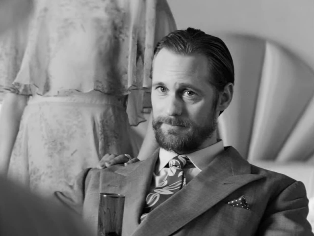 El papel de Skarsgård es pequeño pero significativo, pues hace el rol del esposo de Clare, John, un hombre blanco rico y racista. A pesar de las actitudes del personaje es imposible negar que el actor luce muy atractivo.