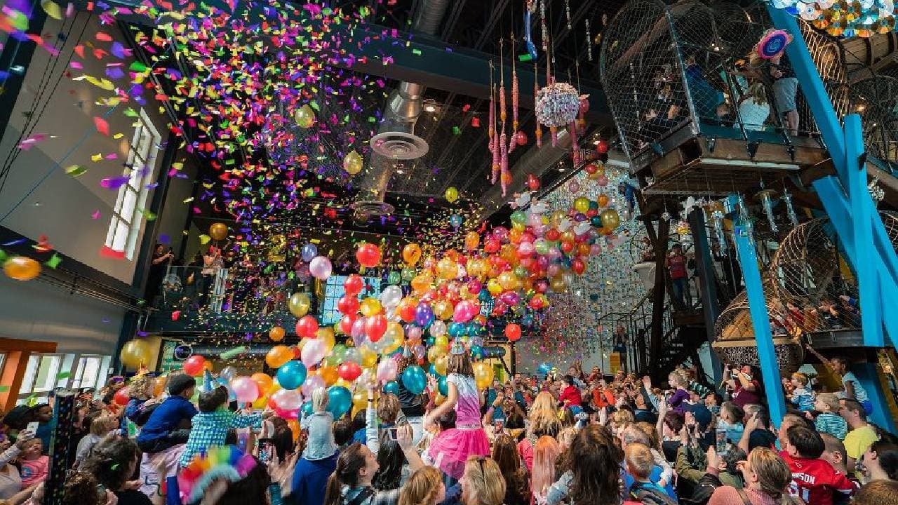 <b>PHOENIX</b>
<br>Recibe el año nuevo en familia en el
<b>Happy Noon Year Celebration</b> que se realizará en el Children's Museum of Phoenix el 31 de diciembre de 9:00 a.m. a mediodía, o de 1:00 p.m. a 4:00 p.m. Habrá música y actividades.
<br>Más información:
<a href="https://childrensmuseumofphoenix.org/es/event/happy-noon-year-celebration/" target="_blank">childrensmuseumofphoenix.org</a>