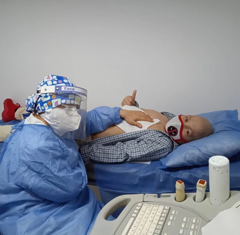 Adrián Abreu Mosquera es
<b> <a href="https://www.univision.com/temas/menores-de-edad">un niño</a> venezolano, de 12 años, al que se le diagnosticó Leucemia Linfoide </b>Aguda en agosto de 2019 y requiere de manera urgente un trasplante de médula ósea. El pequeño implora toda la ayuda posible para lograr ese cometido. “No es fácil llevar en un día, siete, 10 pinchadas en un brazo porque no te hallan las venas y estar yendo a cada rato a un hospital”, dice.
<br>