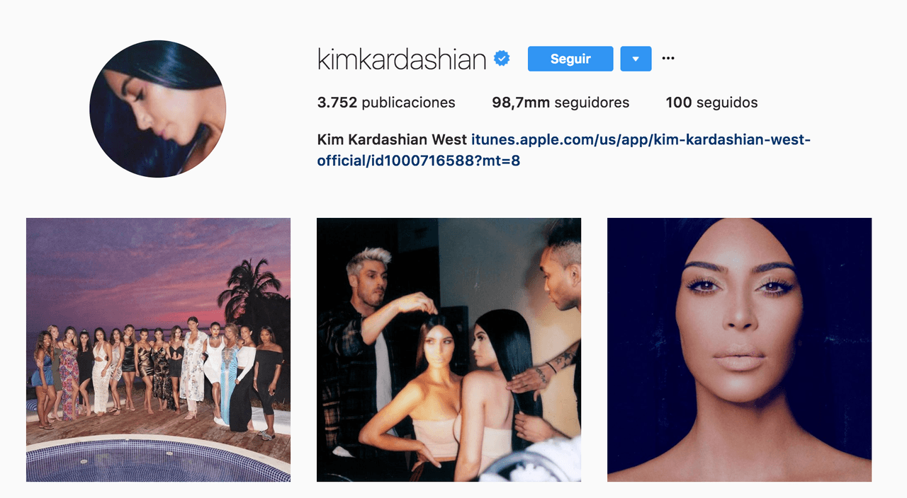Gracias a esta serie de escándalos, Kim Kardashian ha alcanzado casi 100 millones de seguidores en Instagram. Gizmodo entrevistó a una compañía de influenciadores en redes sociales llamada
<b><a href="http://gizmodo.com/average-internet-celebrities-make-75-000-per-instagram-1785956449">Captiv8,</a></b> que dijeron que "alguien que tenga entre tres y siete millones de seguidores puede cobrar, en promedio, $187,500 por una publicación en YouTube, $75,000 en Instagram o Snapchat y $30,000 por un tweet". Así, Kim Kardashian puede llegar a cobrar muchísimo más que eso.