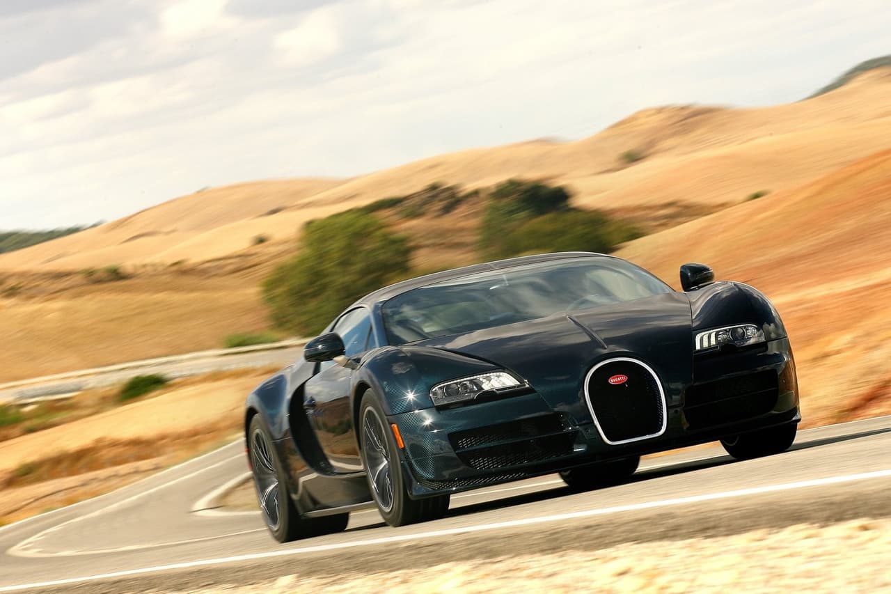 Tom Brady supo disfrutar también del lujo extremo, al haberse hecho con un
<a href="http://www.univision.com/organizaciones-bugatti"><b>Bugatti</b></a>
<b> Veyron Super Sport</b>, uno de los autos más caros y rápidos de todos los tiempos.