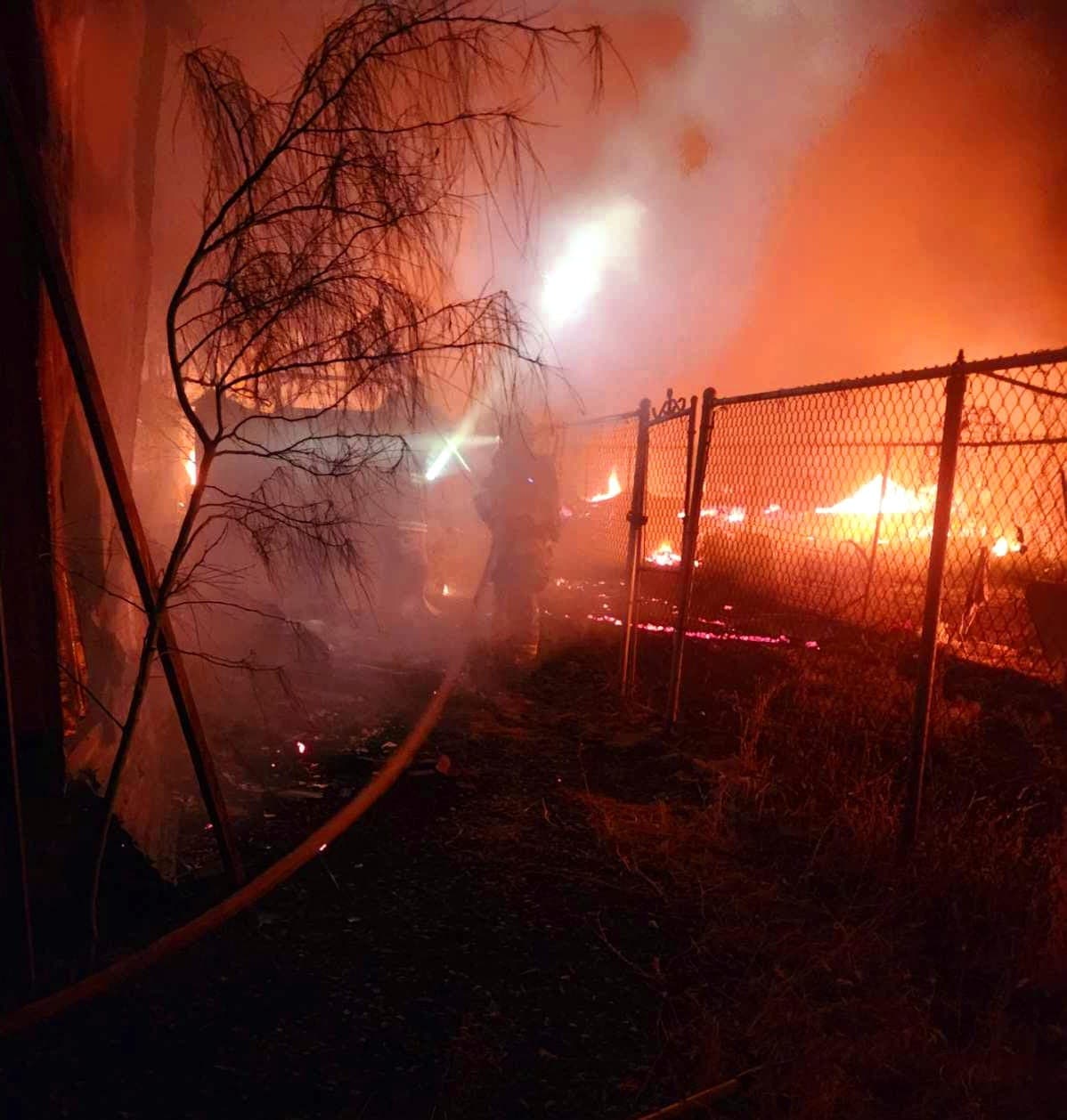 Ayer por la tarde se produjo una escena trágica al oeste de Randolph, cuando cinco estructuras fueron consumidas simultáneamente por el fuego.