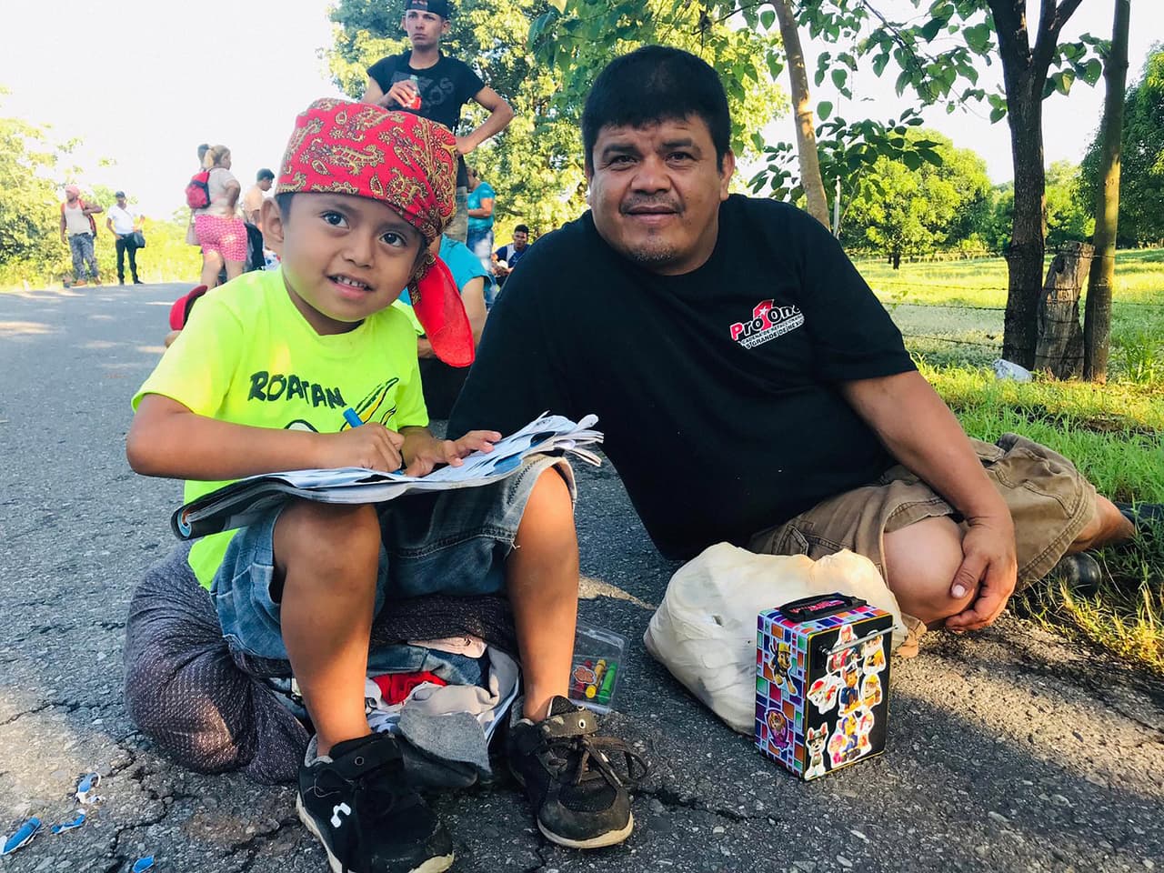 El padre de Alex se llama Brian López y tiene 38 años. Cuenta que cuando vio a los migrantes pasar por Chiquimula, uno de los primeros puntos por donde pasaron los viajantes al salir de Honduras, decidió tomar a su pequeño y unirse.