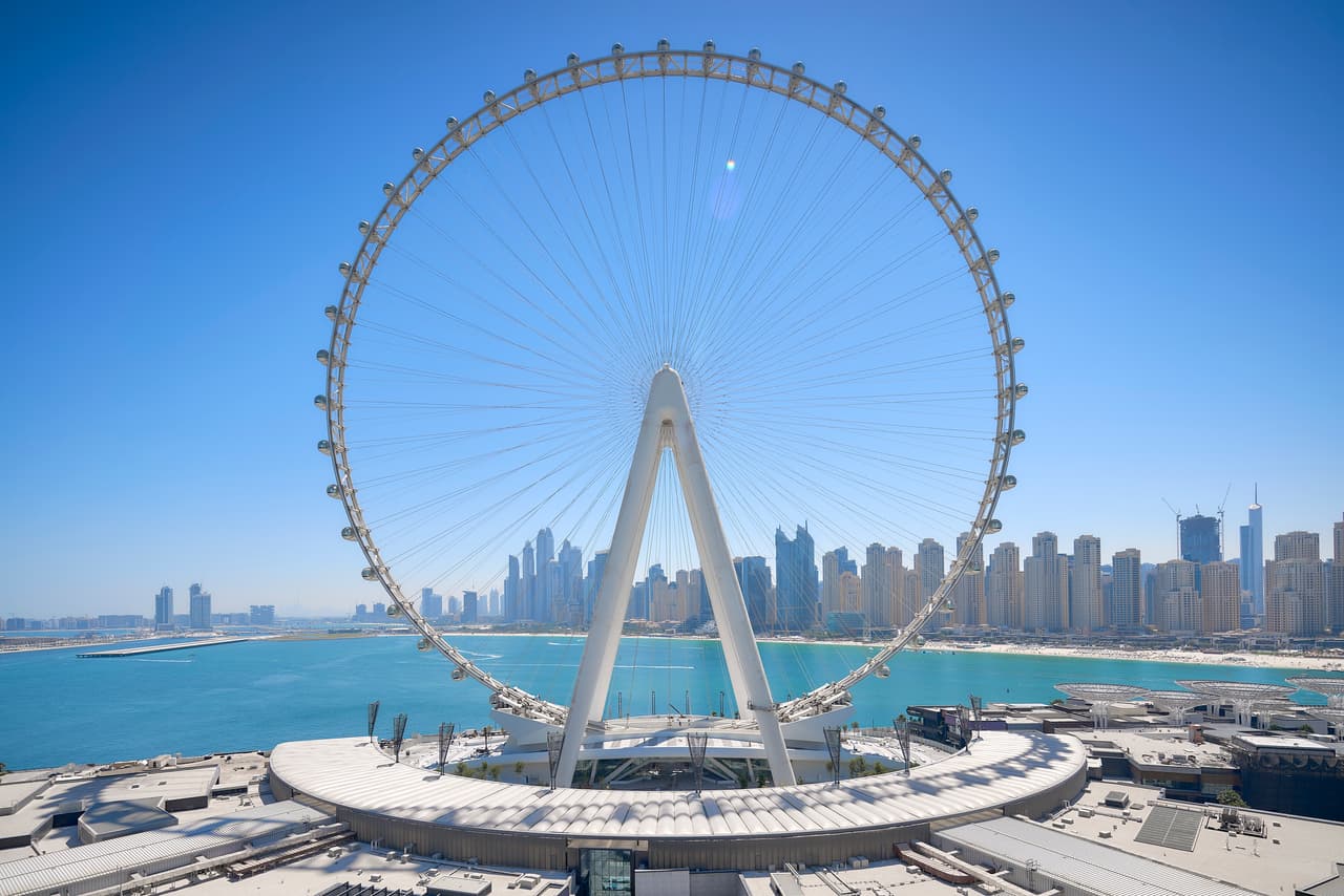 A partir del 21 de octubre de 2021 los visitantes de la capital de Emiratos Árabes Unidos podrán conocer Ain Dubai, la noria de observación más grande y alta del planeta. La atracción,
<a href="https://www.aindubai.com/en" target="_blank">de una altura equivalente a un edificio de 70 pisos</a>, se suma a la lista de excentricidades que han convertido a esta ciudad en un destino turístico extraordinario.