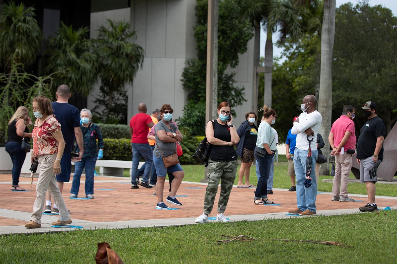 Electores esperan para votar el 19 de octubre del 2020 en Westchester, Florida.