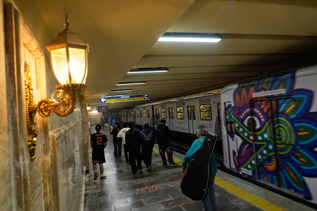 Personas caminan en la estación del metro Hidalgo en la Ciudad de México con las nuevas luminarias en preparación para la Copa Mundial el miércoles 10 de junio del 2026.