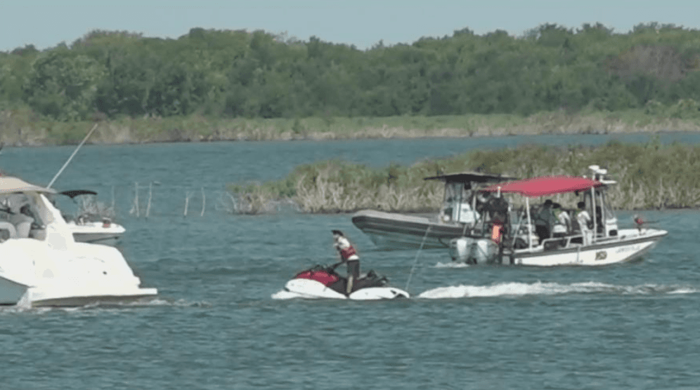 Dos hermanas mueren ahogadas tras caer de un bote en el lago Lewisville