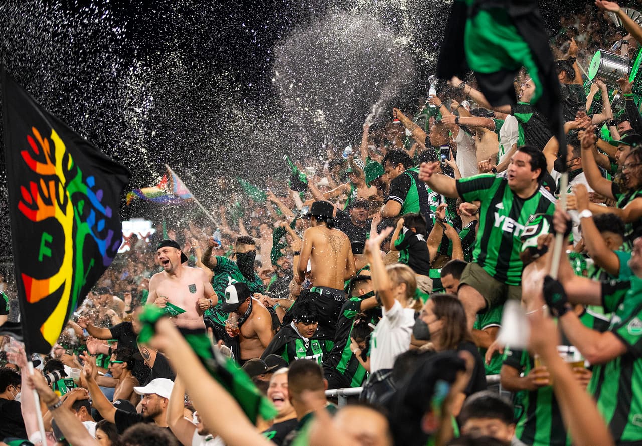 La afición de Austin FC celebró en casa una de las victorias más importantes del año.
<br>