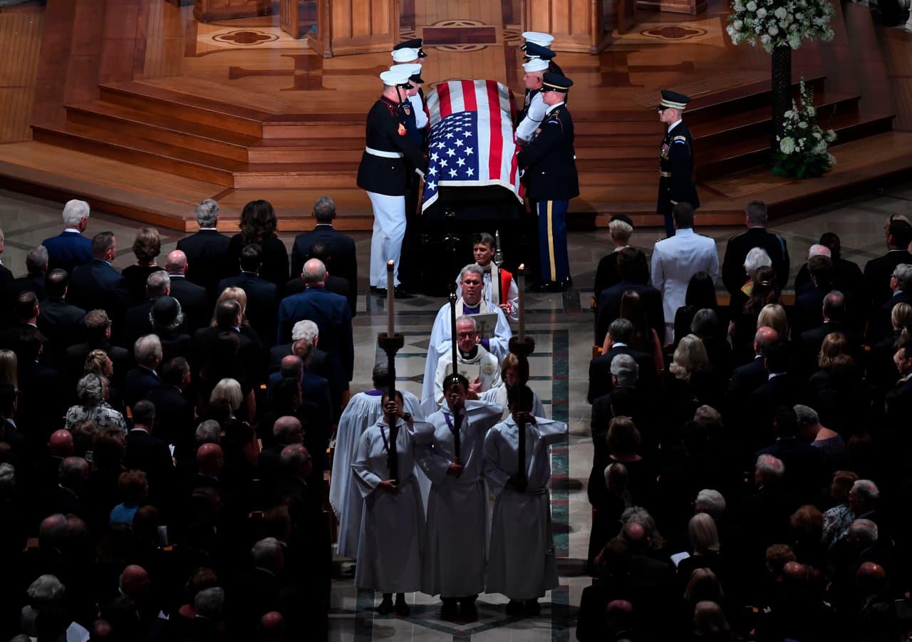 La ceremonia finalizó con la guardia de honor se llevó el cuerpo de McCain fuera de la catedral de Washington.