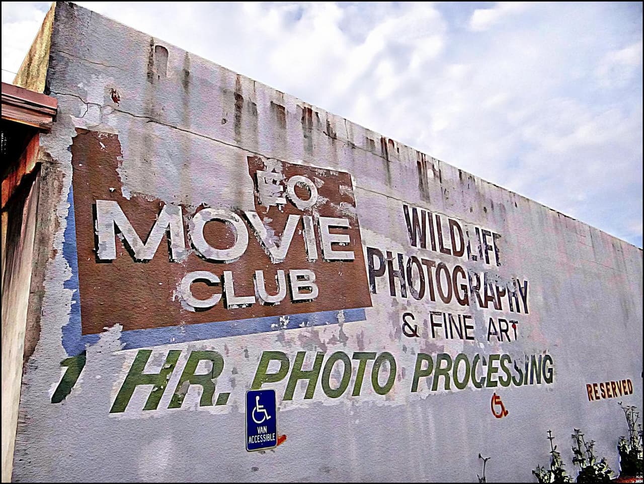 <b>Puesto 2. Revelado de fotografías de una hora. Entre 2009 y 2018: 74.9% menos empleos</b>. Este tipo de laboratorios automatizados han cerrado operaciones a medida que la tecnología de cámaras digitales y de teléfonos inteligentes mejora. El número de empresas que ofrecen revelado fotográfico de una hora disminuyó un 66,4%. Este servicio se encuentra ahora en las grandes cadenas de tiendas, tipo Walmart y Target.