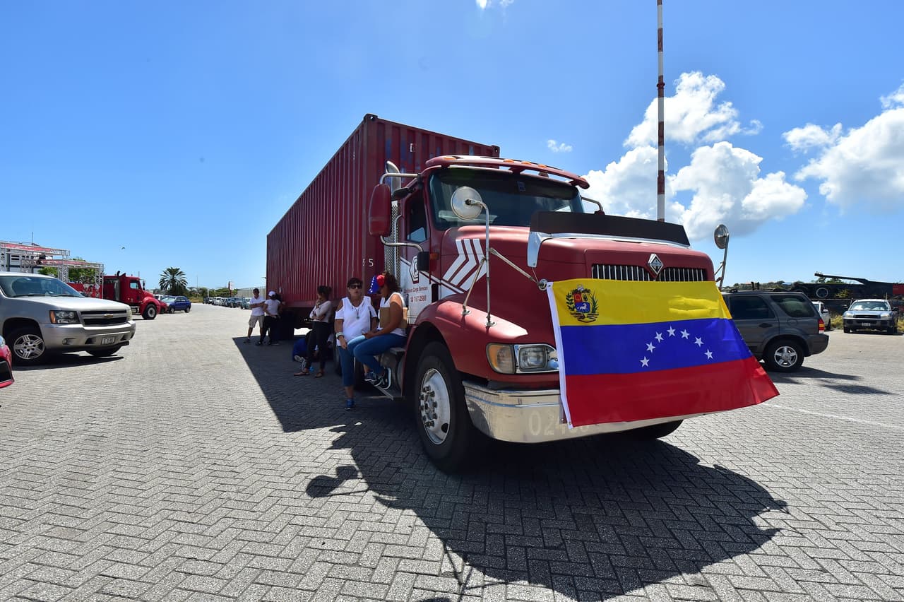 En Curazao también hay camiones con ayuda humanitaria esperando que los productos sean trasladados a Venezuela.