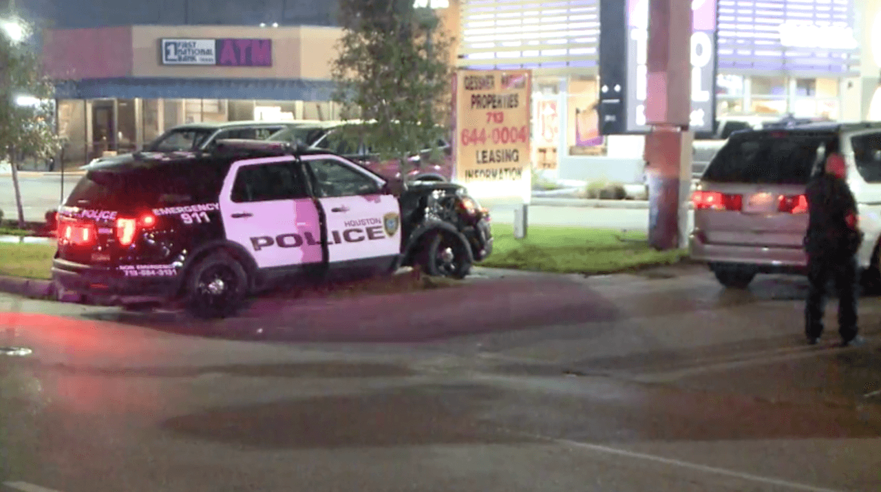 El accidente ocurrió a eso de las 9:45 p.m. del jueves en el cruce de las calles South Gessner Road y Harwin Drive en el suroeste de Houston.