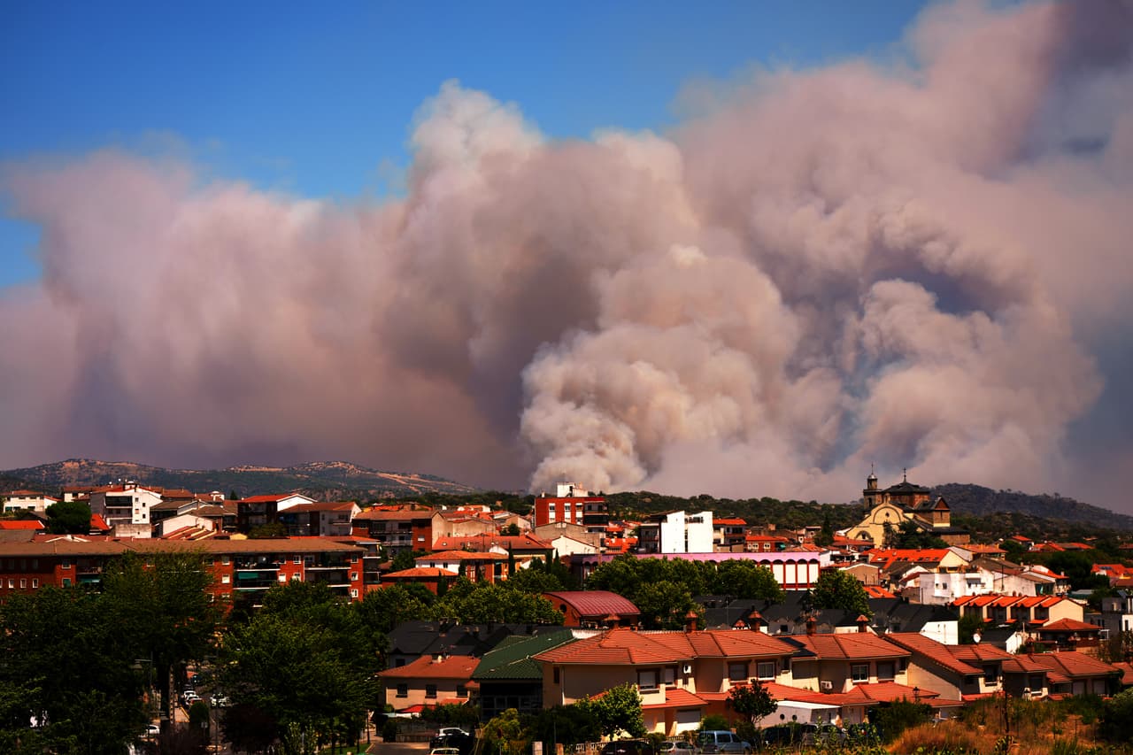 Otra perspectiva del humo en Ávila.