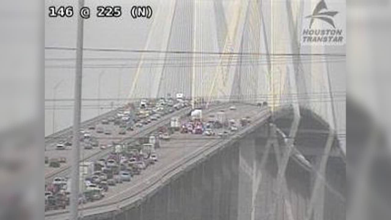 Un muerto tras accidente en el puente Fred Hartman al sureste de Houston