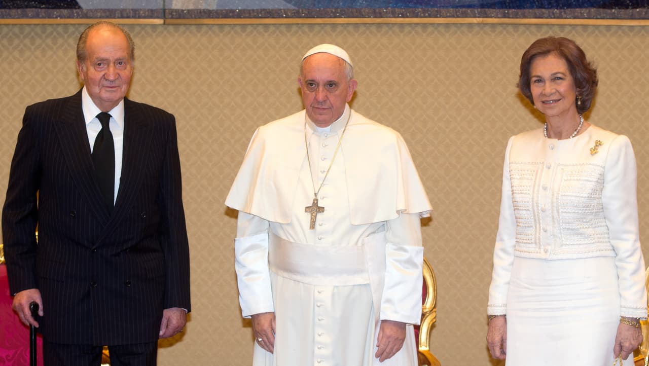 Los reyes eméritos de España Juan Carlos y Sofía tras su audiencia privada con Francisco del 28 de abril de 2014 en el Vaticano. Sofía, también fue vestida bajo la regla protocolar 'privilegio de blanco'.