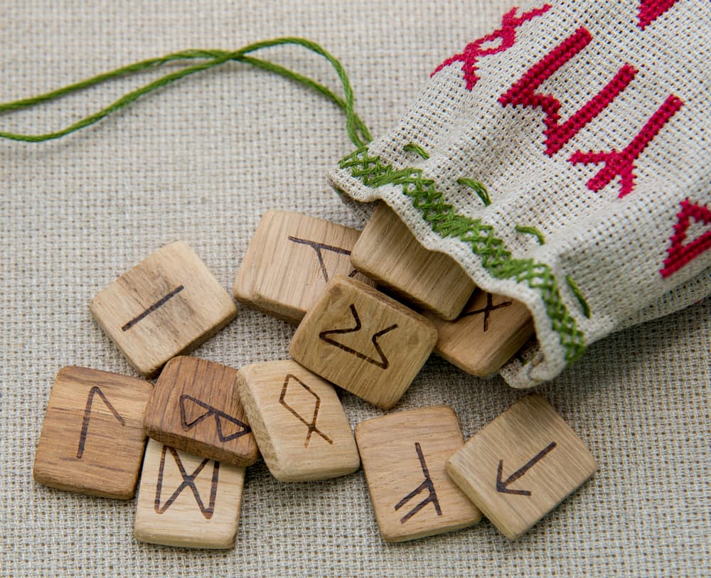 La primera runa te dice la situación general. La segunda es una indicación sobre el reto. La tercera runa es el camino que se recomienda seguir. La cuarta, el sacrificio que debes hacer y la quinta expone cuál será la nueva situación que surgirá