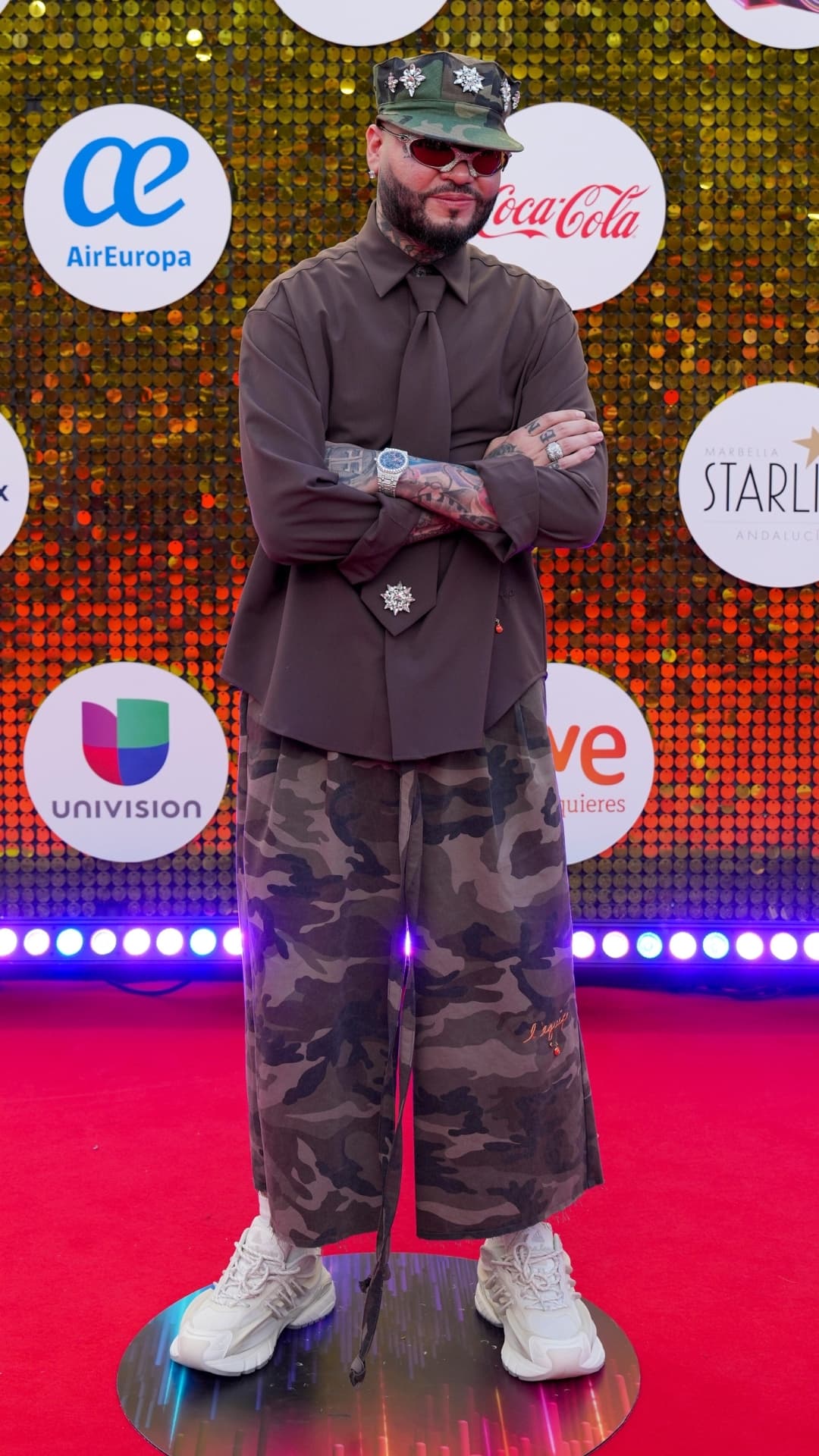 Farruko fiel a su estilo posando para las fotos.