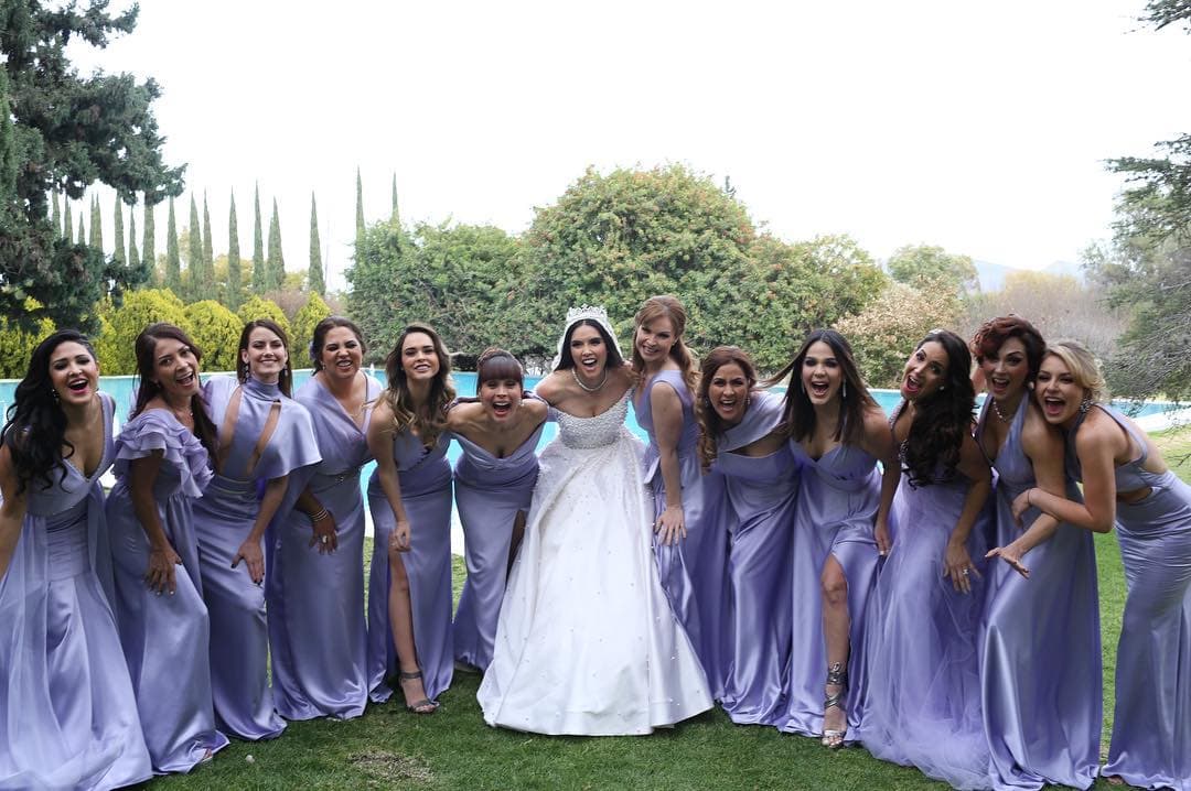 "¡Cuando elegí a mis damas, pensé en las mujeres de mi vida!", escribió Marlene junto a la foto en la que aparecen Altaír Jarabo, Fabiola Guajardo, Gema Garoa, las compañeras de Favela en 'Pasión y poder', Patricia Rojo y Nora Salinas.