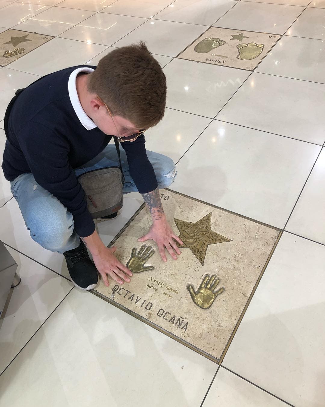 Fue tal el impacto que el niño tuvo en el mundo de la televisión que fue invitado a plasmar las huellas de sus manos en la Plaza de las estrellas de la Ciudad de México.