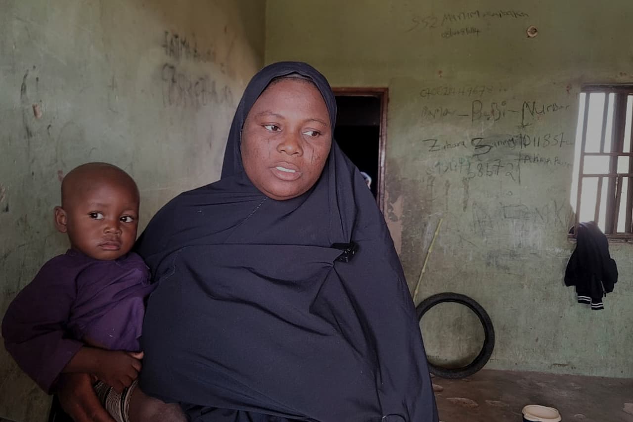 Amina Hassan, esposa del subdirector de la Escuela Secundaria Integral Femenina del Gobierno, donde hombres armados atacaron el lunes el dormitorio de la escuela, secuestraron a las alumnas y asesinaron a su esposo.