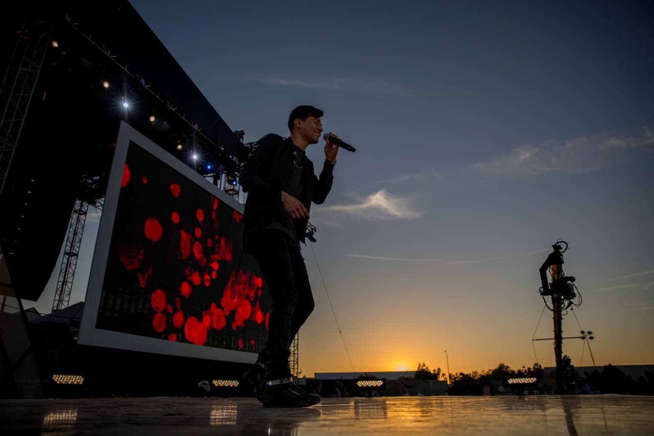 La prueba de sonido de Luis Coronel fue en pleno atardecer.