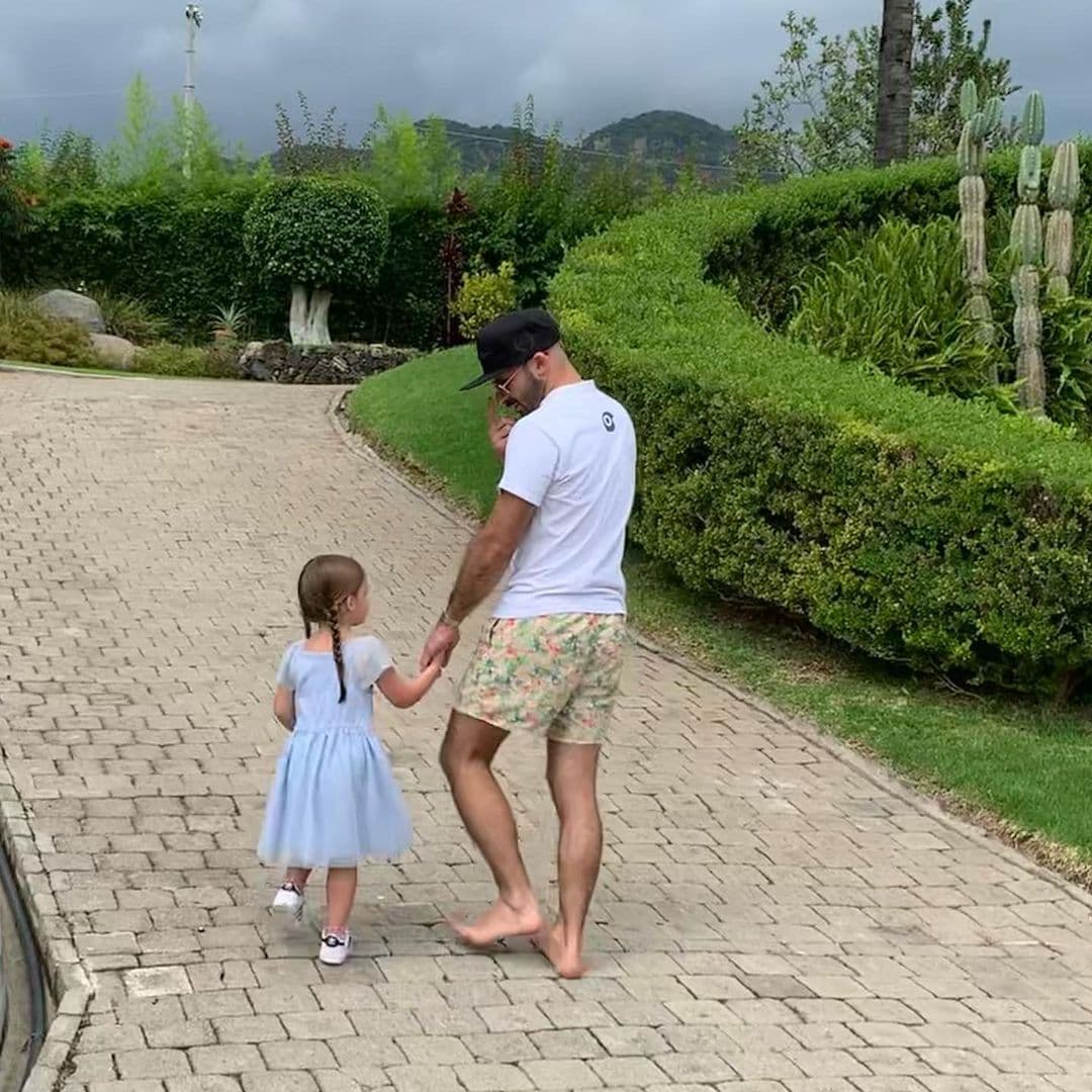 Imanol Goenaga Martí, nombre real del exactor, caminó descalzo junto a Julia en un camino de piedra en su rancho 'La cerrada'; la niña aparece con el cabello largo y trenzado con un vestido azul celeste y tenis. En la foto se alcanza a ver que sostiene la mirada hacia su padre.