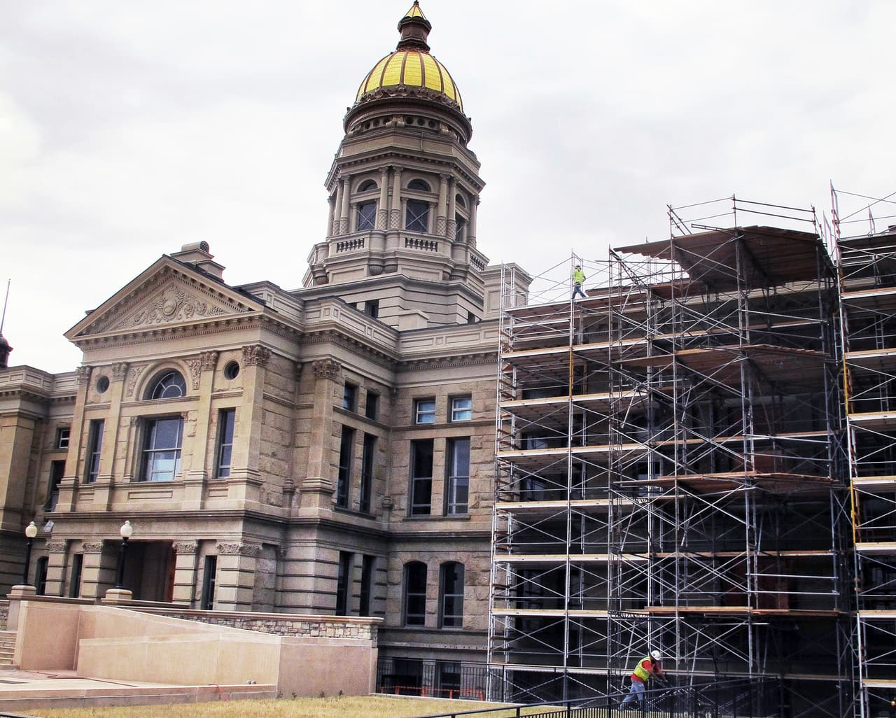 En el puesto 2 se encuentra Casper, Wyoming.
<br>
<br>• Empleo: 2014-2019: -9.9% (41,550 a 37,427).
<br>
<br>• Empleo estatal: 2014-2019: -5.7% (298,537 a 281,669).
<br>
<br>• Desempleo de junio: 4.2%.
<br>
<br>• Industria con mayor disminución del empleo: producción de bienes.
<br>
<br>• Ingreso promedio de un hogar: $ 60,546.