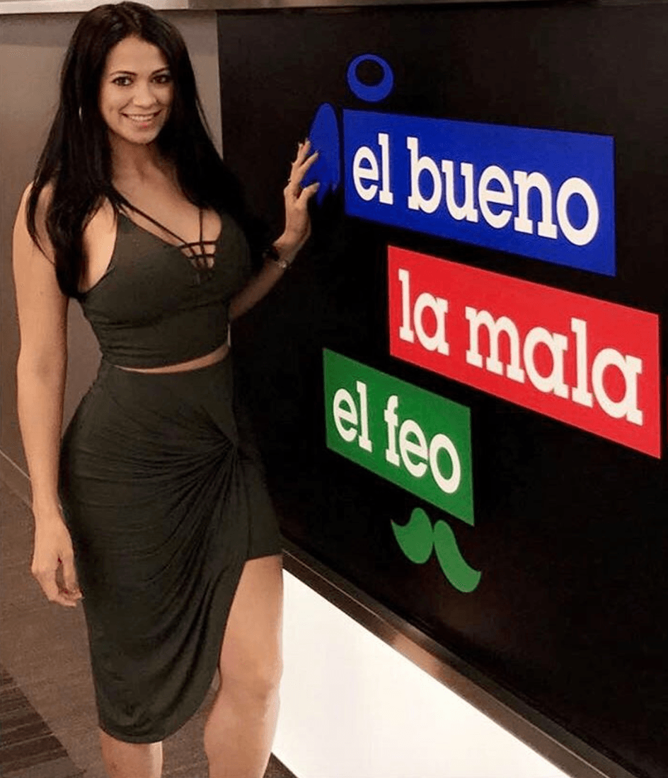 Llegando al estudio de
<a href="http://www.univision.com/musica/el-bueno-la-mala-y-el-feo">'El Bueno, La Mala y El Feo' en un tono verde oscuro.</a>