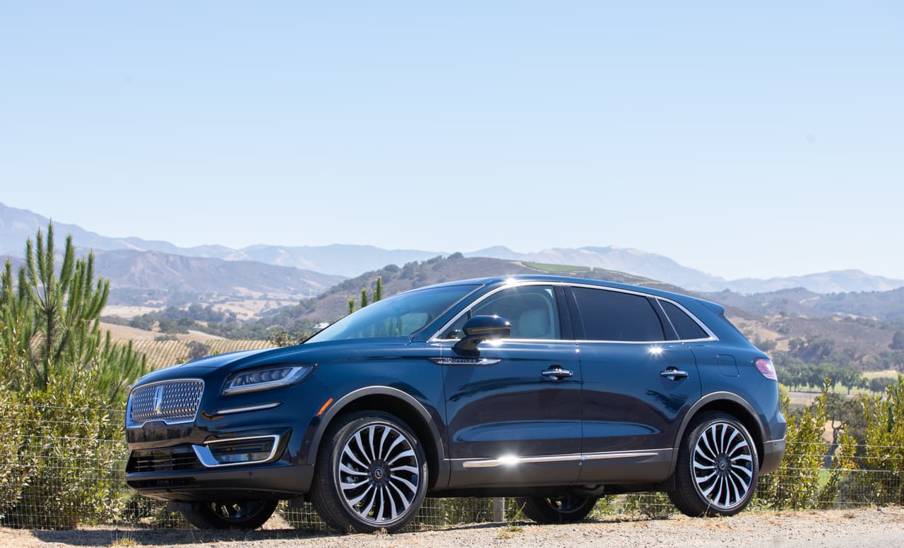 El motor estándar en la Lincoln Nautilus 2019, en sustitución del antiguo V6 de 3.7 litros, es un nuevo
<b>cuatro cilindros</b>
<b>2.0 litros turboalimentado</b> que produce
<b>250 caballos de fuerza y 280 libras-pie de torque</b> y rinde 21 millas por galón en circuito urbano y 25 en autopista.