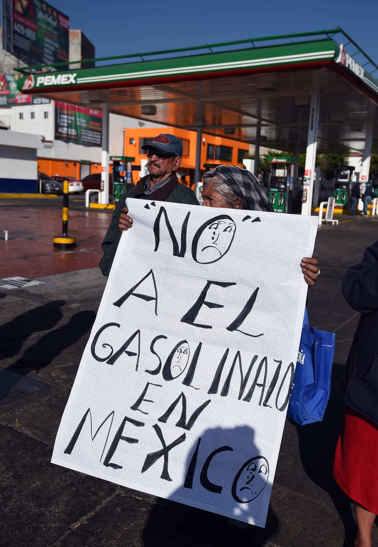 Los manifestantes llegaron a estaciones de gasolina Pemex con carteles en contra del alza a la gasolina.
