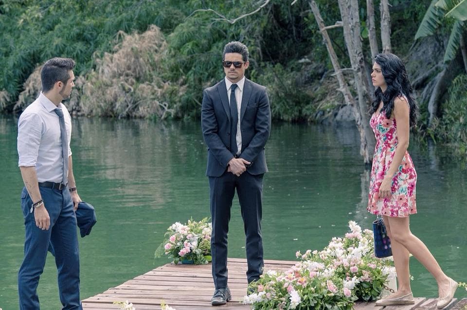 ¡En un lago, qué hermoso paisaje!