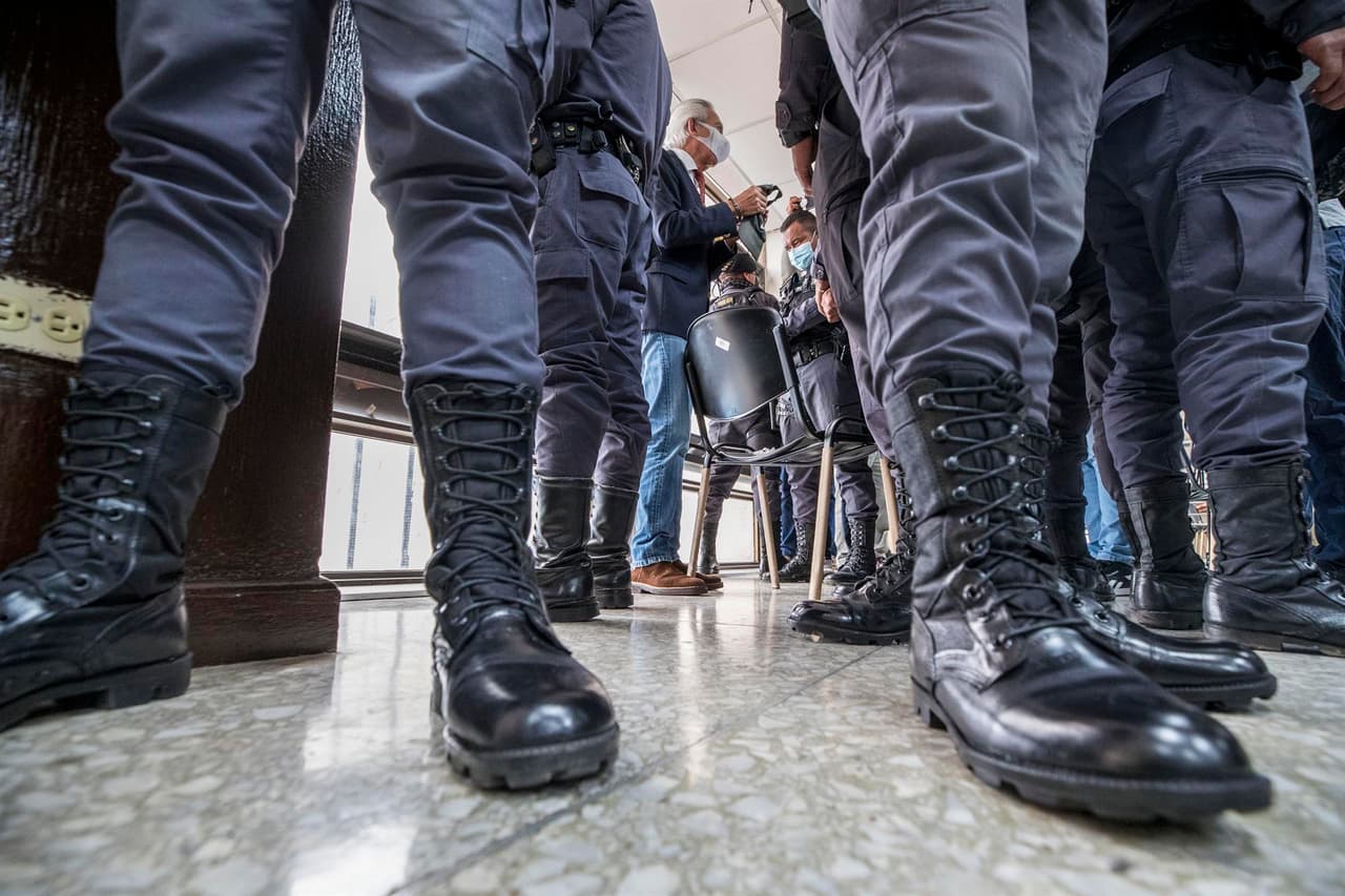 A
<a href="https://www.univision.com/noticias/america-latina/periodista-jose-ruben-zamora-guatemala-sera-procesado">José Rubén Zamora</a>, ingeniero y periodista de 65 años, lo arrestaron en su casa de Ciudad de Guatemala el 29 de julio de 2022. El juez Freddy Orellana ordenó un proceso judicial contra él el 9 de agosto por tres de los cuatro delitos que le imputó la Fiscalía:
<b>lavado de dinero, chantaje y tráfico de influencias. </b>Permanecerá en
<b>prisión provisional al menos tres meses </b>en la cárcel Mariscal Zavala
<b>, </b>donde están algunos de los condenados por corrupción sobre los que publicó informaciones. Zamora dice temer por su integridad.
<br>
<br>
<b>Él</b>
<b>asegura que se trata de un "montaje"</b> que preparaban ya desde 2021 el presidente, Alejandro Giammattei, y la fiscal general,
<a href="https://www.univision.com/noticias/america-latina/fiscal-corrupcion-porras-guatemala-corrupcion">Consuelo Porras</a>, en represalia por sus investigaciones sobre la corrupción en las instituciones del país.