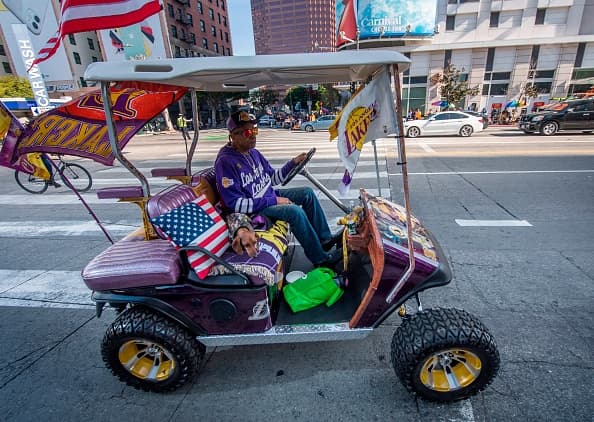 Este otro vehículo de un fanático recorrió las celles del centro de la ciudad con decorados emotivos a la celebración.