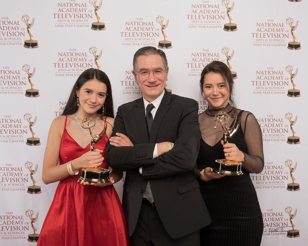 Nuestro periodista y presentador Ángel Pedrero quiso demostrar su orgullo de padre flanqueado de sus hermosas hijas, Angélica (izquierda) y Alexa (derecha).