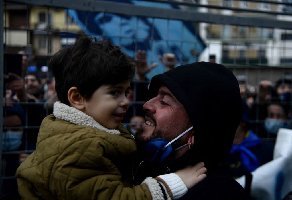 Diego Maradona Jr y su hijo Diego Matías acudieron al homenaje en Napoles.