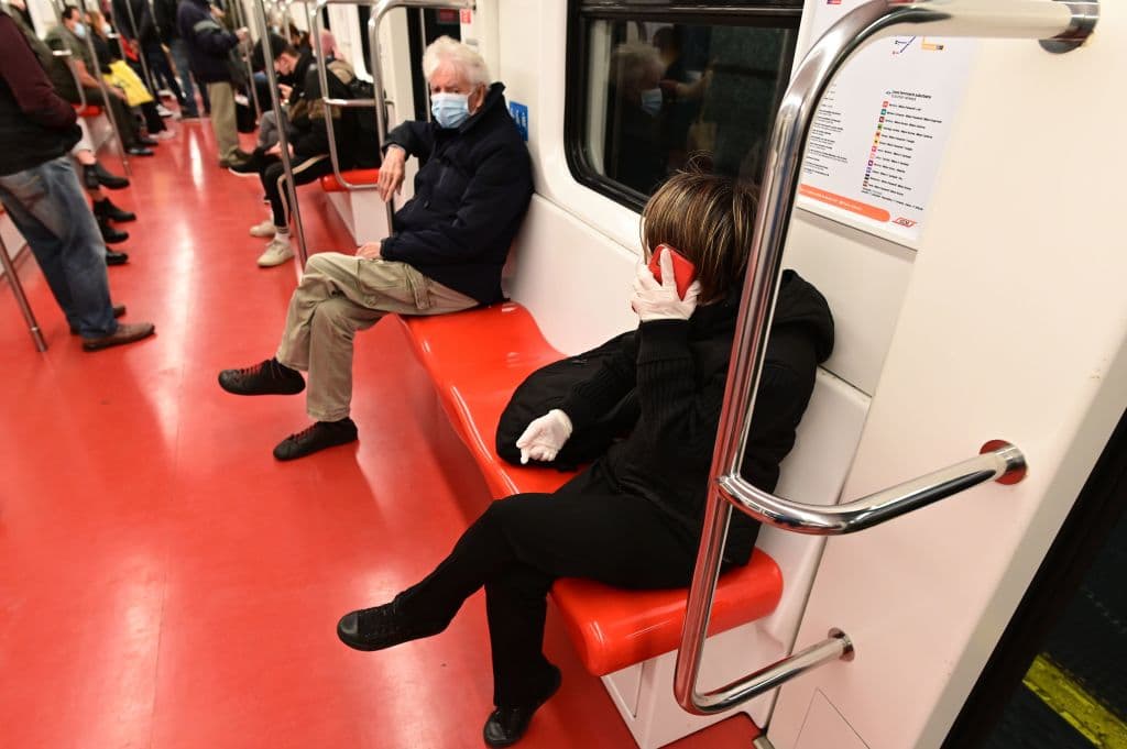 Los viajeros en el metro de Milán, con máscaras protectoras y manteniendo sus distancias.