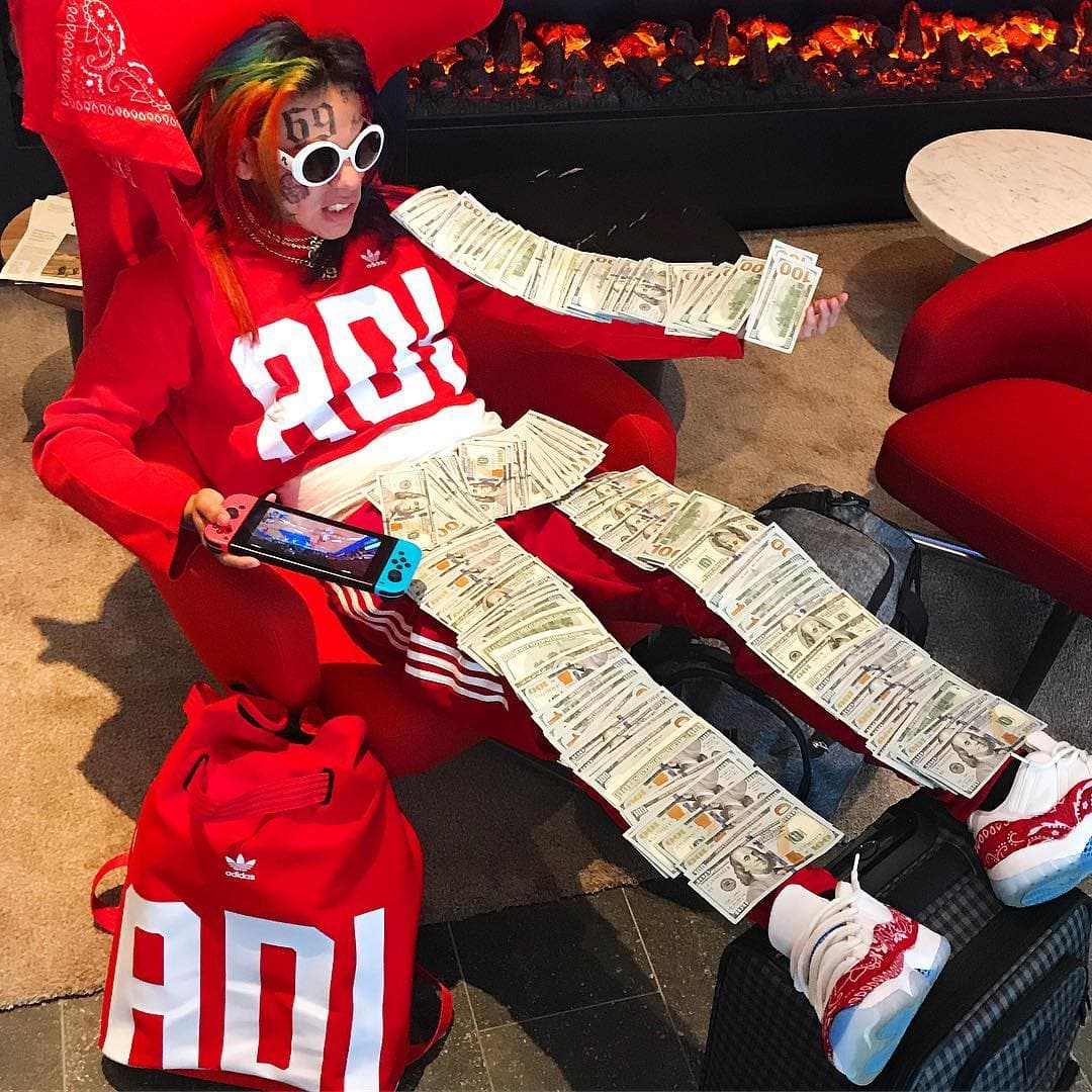 Él mismo explicó que le gusta 69 porque se trata del mismo número visto desde perspectivas diferentes.
<br>