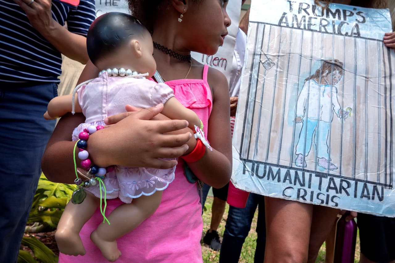 <b>“La crisis humanitaria de Trump en Estados Unidos”,</b> se lee en el cartel que muestra un dibujo de un niño tras las rejas en Miami. Jackie Kearns, una de las madres que llevó la carta, le dijo a una asistente del senador que "guardar silencio es apoyar" las condiciones que enfrentan estos menores.
<br>